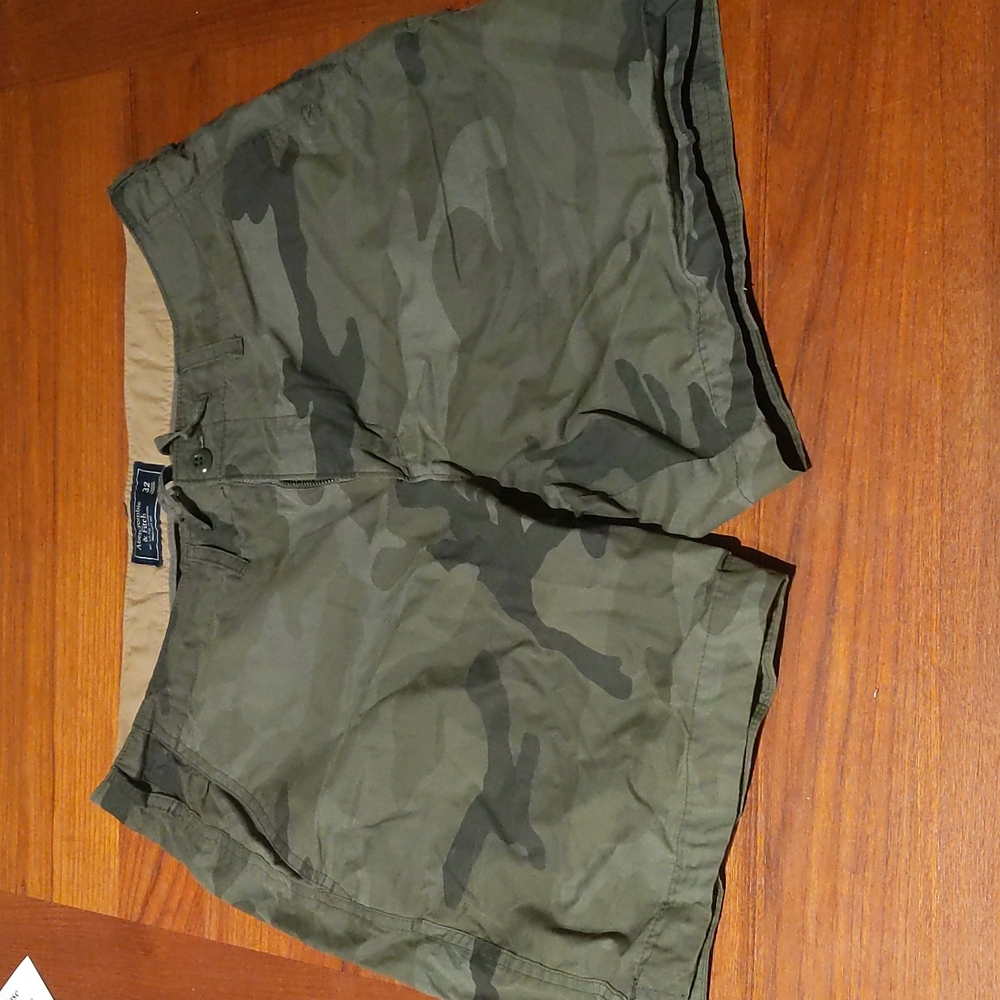 Abercrombie & Fitch camo 32 shorts
